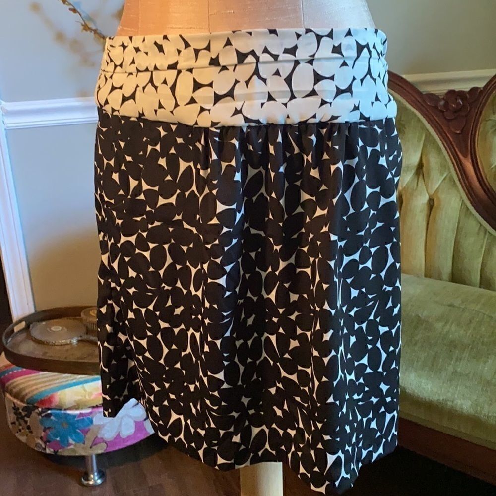 New York & Co., black & white printed skirt with pockets. Women’s M.